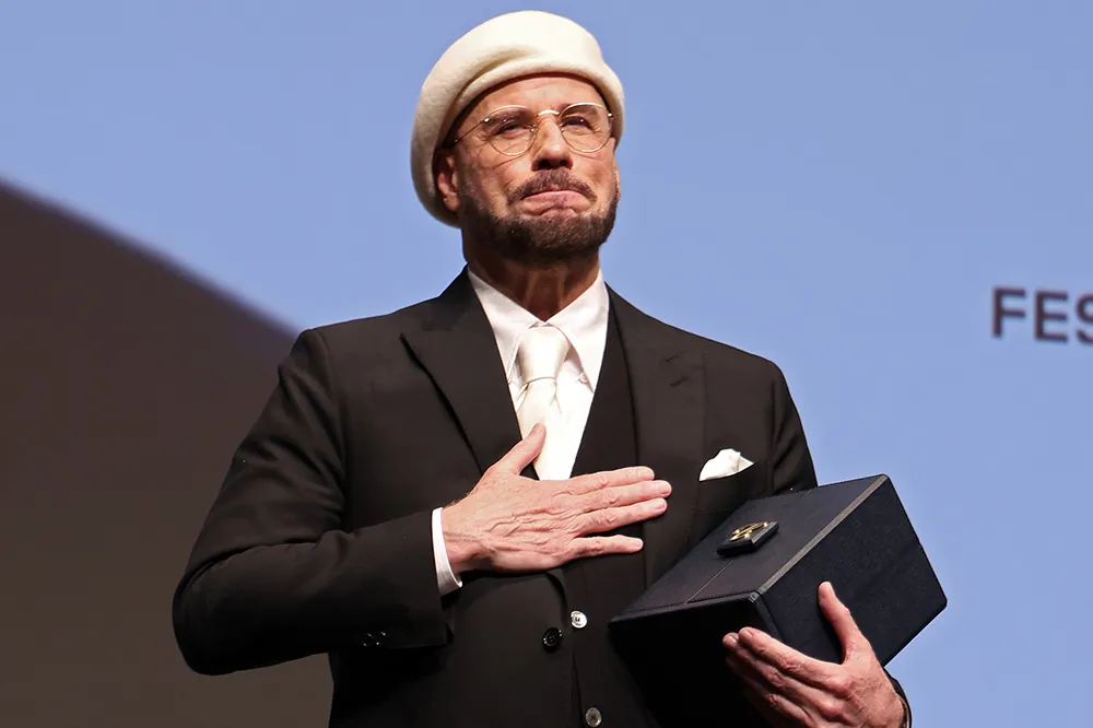 John Travolta llora en Cannes al recibir la Palma de Oro que supera a su Oscar: «No me lo esperaba»